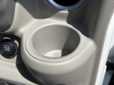 運転席ハンドルの右側にもドリンクホルダーがございます!お飲み物だけではなく、携帯電話なども置けますね♪