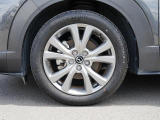 18インチ純正アルミホイールを装備。タイヤサイズは215/55R18となります。