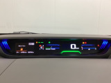 中央にデジタル表示のスピードメーターを配したハイブリット専用メーターになっています。左側のインフォメーション画面で燃費などの情報を確認できます。