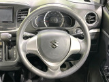 インテリアに合わせたデザインのステアリングは、運転される方のことも考え、運転しやすい形状、大きさです。是非一度、実際に触ってお確かめください。