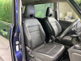 運転席まわりには十分なスペースがあり、大柄な方でもゆったり運転していただける環境です。