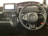 【ハンドル】運転にかかわる様々な操作を安全に行えるように視点移動が少なく操作性に配慮されたスイッチ類が凝縮されたコックピットです。