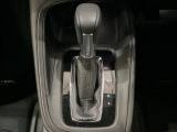 CVT車のセレクトレバーです。低速から高速まで、変速ショックのないスムーズな走りと、エンジン効率のよい領域を維持して燃費にも貢献します。サイドブレーキはスイッチ操作の電子制御パーキングブレーキです。