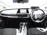 【運転席・インパネまわり】 ハンドル・シート・フロアーなど隅々までプロによるクリーニング済み☆彡キレイな車内でドライブが一層快適にお楽しみいただけます!!