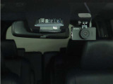 ドライブレコーダー装備:車の走行中の主に外観を中心に記録する撮影機材です!交通事故発生時の責任の所在を明確にしたり、観光等を記録するのにも役立ちます!