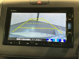 リバースギアに入れるだけで後方の表示へ切り替わります。夜間や雨の日の駐車も楽になりますよ。