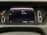 デジタル表示のスピードメーターとタコメーター、燃費やオドメーターなどの表示の他に、ホンダセンシング機能などの表示もできる多機能なマルチインフォメーション・ディスプレイです。