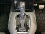 CVT車のセレクトレバーです。低速から高速まで、変速ショックのないスムーズな走りと、エンジン効率のよい領域を維持して燃費にも貢献します。サイドブレーキはスイッチ操作の電子制御パーキングブレーキです。
