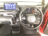 【ハンドル】運転にかかわる様々な操作を安全に行えるように視点移動が少なく操作性に配慮されたスイッチ類が凝縮されたコックピットです。