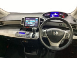 車内は光触媒抗菌消臭施工済です。インパネ周りはスタイリッシュなデザインです。グローブボックスやカップホルダーのほかにトレーなどたくさんの収納スペースが付いています。