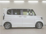 リアには左右スライドドアを採用。狭い駐車場でも開閉しやすく、強風の日でもドアが煽られにくくなっております。小さなお子さまやご年配の方も安心して乗り降りできます。