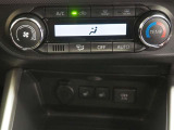 寒い日にはエンジンの暖気よりも早く温まります。運転席・助手席にはシートヒーター装備です。