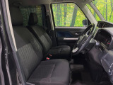 運転席まわりには十分なスペースがあり、大柄な方でもゆったり運転していただける環境です。