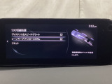 ハンドル操作をアシストすることにより車線からの逸脱回避を支援します。