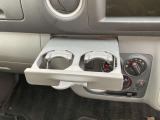 手の届きやすい位置に設置されたドリンクホルダー。