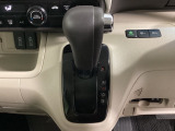 CVT車のセレクトレバーです。低速から高速まで、変速ショックのないスムーズな走りを実現するとともに、エンジン効率のよい領域を維持することで燃費にも貢献します。