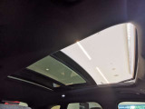 【スライディングパノラミックルーフ】上が開くタイプのルーフです。電動でスライドするものでロールブラインドも搭載しておりますので日が強い日でも安心して車内でおくつろぎ頂けます。