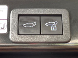 【パワーバックドア】スマートキーや運転席のボタンを押すだけでリアゲートが自動で開閉します!荷物を持っている時や、高い位置にあるバックドアを閉める際に便利な機能です♪
