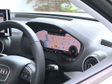 ●隣りの車からウィンドウ越しにバーチャルコクピットが際立っています。大変美しく高級感あふれるインテリアでございます