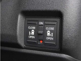 【両側電動スライドドア】ボタンを押すだけで両側のスライドドアの開閉が可能。もちろんキーからの操作も可能。お子様を抱いている時・両手いっぱいの荷物を持ってる時など非常に役立ちます。