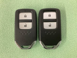 スマートキーを装備しています。鍵を差し込むことなくドアロックの開け閉めと、スタートボタン操作でのエンジンスタートができます。スペアキーも同じものを用意しております。