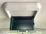 【フリップダウンモニター】大画面モニターで後席でもエンタメをお楽しみいただけます。小さなお子様にも大人気の装備です♪