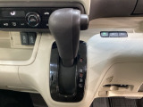 CVT車のセレクトレバーです。低速から高速まで、変速ショックのないスムーズな走りを実現するとともに、エンジン効率のよい領域を維持することで燃費にも貢献します。