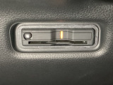 ハンドルの左下にETCがついています。高速道路の料金所の通過も楽々です!。 カードの取り出しもしやすい場所についています。