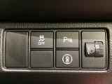 ハンドルの右側にはヘットライトリベライザーとVSA(ABS+TCS+横滑り抑制)の解除スイッチなどがついています。ヘッドライトリベライザーは道路状況や積荷の加重に応じてライトの高さを調節できます。