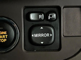 【電動格納ミラー】サイドミラーは電動格納式となっており、狭い駐車場でもキズがつくリスクを抑えられます。