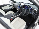 高級感のある美しいインテリアデザインの運転席です。