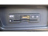 ETC付。高速道路の料金所はキャッシュレスで通過です。サービスエリア等にあるスマートインターの出入りも利用可能でとっても便利。ご納車後すぐにお使い頂けるようセットアップしてのお渡しとなります。