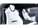 ヘッドレストの跳馬はエンボス加工。シートヒーター、ベンチレーション、メモリー付です。