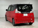 左ななめ後ろから撮影した、リアまわりのデザインや車両全体のバランスを確認できる写真です。リアフェンダーやテールまわりの形状、ボディラインのつながりなど、外観の印象を把握しやすくなっています。