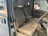 運転席、助手席です。座面も広くゆったりと座れてアームレストも付いているので重宝します。