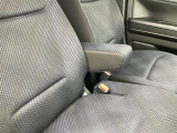 運転席には、アームレストが付いています。