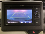 バックでの車庫入れも安心です! リアカメラが付いているバックモニター付のディスプレイオーディオを装備しております。操作線もついており距離感も画面から確認できます。
