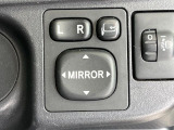 【電動格納ミラー】サイドミラーは電動格納式となっており、狭い駐車場でもキズがつくリスクを抑えられます。
