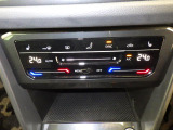 タッチコントロール式3ゾーンフルオートエアコンパネル。運転席、助手席それぞれ独立して温度管理が可能です。花粉やダストを除去するフレッシュエアフィルターも装備され、クリーンな室内環境を保ちます。