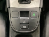 セレクトレバーの下に電子制御パーキングブレーキがあります。スイッチひとつで、停車した地点の傾斜などをシステムが検知・判断してブレーキ力を自動的に最適制御し、しっかり停車できるパーキングシステムです。