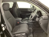 広い足元にゆったり座れるシートには肘掛けも装備しており長距離の運転でも疲れにくくなってます。女性でも運転がしやすいように、シートの高さ調整機能(シートリフター)がついています。