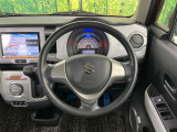 インテリアに合わせたデザインのステアリングは、運転される方のことも考え、運転しやすい形状、大きさです。是非一度、実際に触ってお確かめください。