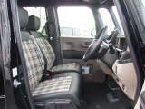 運転席と助手席は、ベンチシート仕様です。