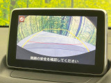 【バックカメラ】駐車時に後方がリアルタイム映像で確認できます。大型商業施設や立体駐車場での駐車時や、夜間のバック時に大活躍!運転スキルに関わらず、今や必須となった装備のひとつです!