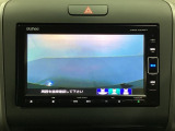 ギヤをR(バック)に入れるとナビの画面に後ろの映像が映るリアカメラ付です。後退時、コンディションが悪い視界でもカラーバックモニターがドライバーをサポートします。