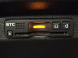 【ETC】有料道路を利用する際に料金所で停止することなく通過できる、ETC車載器(ノンストップ自動料金収受システム機器)が装備されています。セットアップを行うことで利用可能になります。