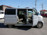 両面スライドドアとなっております!狭い場所に駐車した時に安心して横にスライドして乗り降りできますよ!
