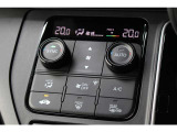 トリプルゾーンフルオートエアコンを装備。運転席・助手席・リアで独立した温度設定が可能!プラズマクラスターも搭載していますので車内の温度設定だけでなく空気清浄や脱臭などの効果を発揮して車内は快適空間♪