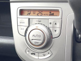 【オートエアコン】一度お好みの温度に設定すれば、車内の温度を検知し風量や温度を自動で調整。暑い&hellip;寒い&hellip;と何度もスイッチ操作をする必要はありません。快適な車内空間には必須の機能ですね♪