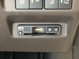 ハンドルの右下にETCがついています。高速道路の料金所の通過も楽々です!。 カードの取り出しもしやすい場所についています。